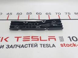 11008371-00-E Ablassrohrhalterung links Tesla Modell S, Modell S REST 1008371-00-E