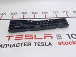 11008372-00-E Ablassrohrhalterung rechts Tesla Modell S, Modell S REST 1008372-00-E - photo 1